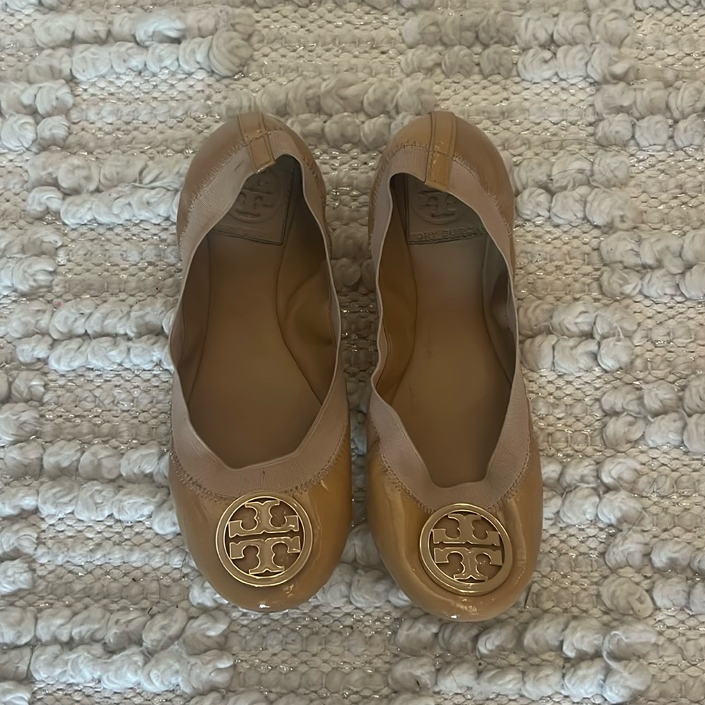 Tory Burch ballet flats in nude. Beautiful flats in perfect new condition.